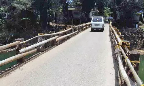 പ്രളയത്തിൽ തകർന്ന കൈവരികൾ നന്നാക്കാതെ മുക്കാലടിക്കടവ് പാലം