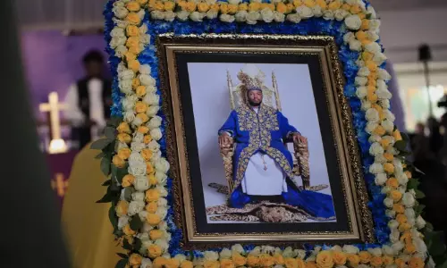 മൂന്നാം വയസ്സിൽ കിരീടം, 34ൽ ദാരുണാന്ത്യം, കാപ്പിക്കുരു എറിഞ്ഞ് അധികാരമേറി പുതിയ ഭരണാധികാരി, അംഗീകരിക്കാതെ കുടുംബം; ഉഗാണ്ടൻ കൊട്ടാരത്തിൽ തർക്കം രൂക്ഷം മൂന്നാം വയസ്സിൽ കിരീടം, 34ൽ ദാരുണാന്ത്യം, കാപ്പിക്കുരു എറിഞ്ഞ് അധികാരമേറി പുതിയ ഭരണാധികാരി, അംഗീകരിക്കാതെ കുടുംബം; ഉഗാണ്ടൻ കൊട്ടാരത്തിൽ തർക്കം രൂക്ഷം