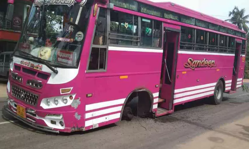 ഓട്ടത്തിനിടെ സ്വകാര്യ ബസിന്റെ ടയർ പൊട്ടിത്തെറിച്ചു; യാത്രക്കാർ അദ്ഭുതകരമായി രക്ഷപ്പെട്ടു ഓട്ടത്തിനിടെ സ്വകാര്യ ബസിന്റെ ടയർ പൊട്ടിത്തെറിച്ചു; യാത്രക്കാർ അദ്ഭുതകരമായി രക്ഷപ്പെട്ടു