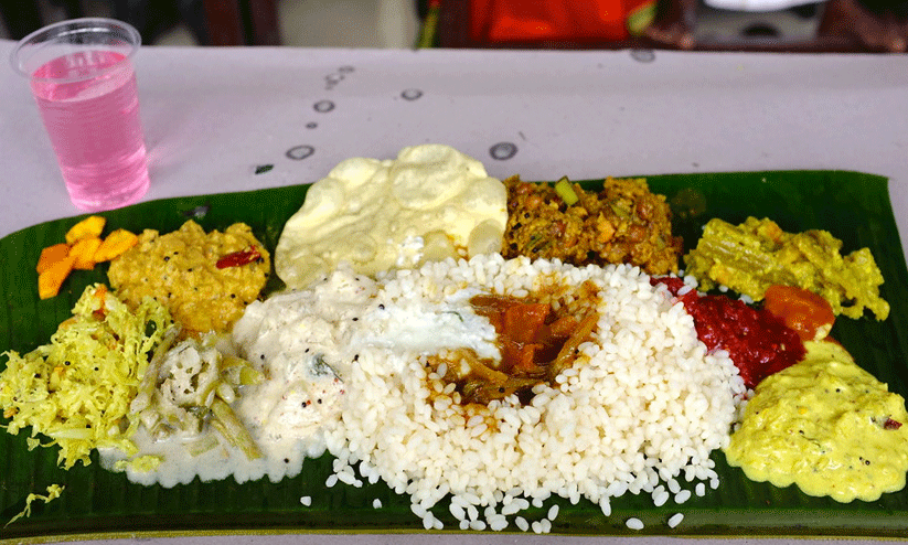 വിവാഹ ആഹ്ലാദം അങ്കലാപ്പായി; രണ്ട് കല്യാണ മണ്ഡപങ്ങളിൽ ഭക്ഷണം എത്തിയില്ല, സമീപത്തെ ഹോട്ടലുകളിൽനിന്നു ഭക്ഷണമെത്തിച്ച് ബന്ധുകൾ വിവാഹ ആഹ്ലാദം അങ്കലാപ്പായി; രണ്ട് കല്യാണ മണ്ഡപങ്ങളിൽ ഭക്ഷണം എത്തിയില്ല, സമീപത്തെ ഹോട്ടലുകളിൽനിന്നു ഭക്ഷണമെത്തിച്ച് ബന്ധുകൾ