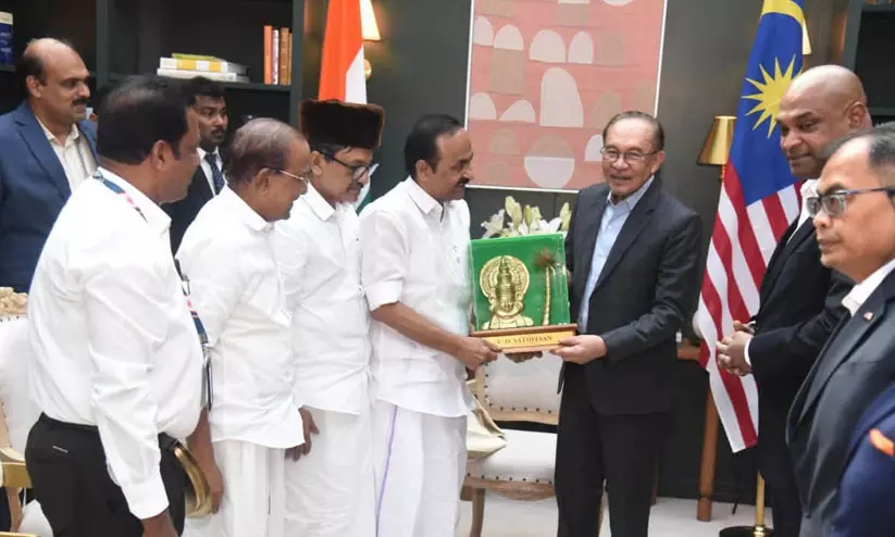 മലേഷ്യയുമായുള്ള സഹകരണം ശക്തമാക്കും; മുഖ്യമന്ത്രി മലേഷ്യൻ പ്രധാനമന്ത്രിയുമായി കൂടിക്കാഴ്ച നടത്തി മലേഷ്യയുമായുള്ള സഹകരണം ശക്തമാക്കും; മുഖ്യമന്ത്രി മലേഷ്യൻ പ്രധാനമന്ത്രിയുമായി കൂടിക്കാഴ്ച നടത്തി