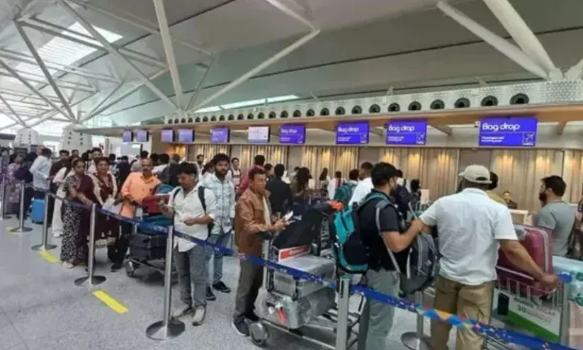 ഇമിഗ്രേഷൻ പരിശോധനയില്ലാതെ മൂന്ന് ഇറ്റാലിയൻ പൗരന്മാർ രാജ്യം വിട്ടു; സുരക്ഷ വീഴ്ചയിൽ എയർ ഇന്ത്യക്ക് നോട്ടീസ് ഇമിഗ്രേഷൻ പരിശോധനയില്ലാതെ മൂന്ന് ഇറ്റാലിയൻ പൗരന്മാർ രാജ്യം വിട്ടു; സുരക്ഷ വീഴ്ചയിൽ എയർ ഇന്ത്യക്ക് നോട്ടീസ്