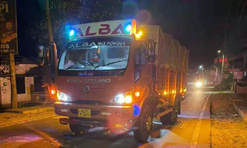 നിര്ത്തിയിട്ട ലോറി മോഷ്ടിച്ച് അര കിലോമീറ്ററകലെ ഉപേക്ഷിച്ചു നിര്ത്തിയിട്ട ലോറി മോഷ്ടിച്ച് അര കിലോമീറ്ററകലെ ഉപേക്ഷിച്ചു