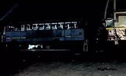 ഡാർക്കിലാണല്ലോ മച്ചാനേ; ബസ് പോയാൽ വെളിച്ചം സ്വിച്ച് ഓഫ്, ഹെഡ്ലൈറ്റ് വെട്ടത്തിൽ രാത്രി ജോലി ചെയ്ത് കോട്ടയം ഡിപ്പോ ജീവനക്കാർ ഡാർക്കിലാണല്ലോ മച്ചാനേ; ബസ് പോയാൽ വെളിച്ചം സ്വിച്ച് ഓഫ്, ഹെഡ്ലൈറ്റ് വെട്ടത്തിൽ രാത്രി ജോലി ചെയ്ത് കോട്ടയം ഡിപ്പോ ജീവനക്കാർ
