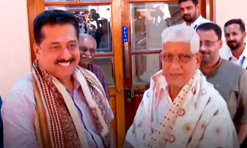 എൻ.എസ്.എസ് ആസ്ഥാനത്ത് മന്ത്രി എൻ. ഷംസുദ്ദീൻ; ഷാൾ അണിയിച്ച് സ്വീകരിച്ച് സുകുമാരൻ നായർ