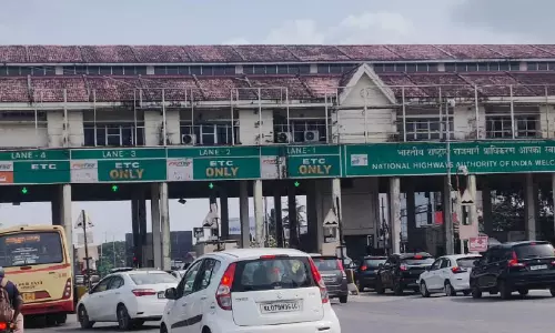 കുമ്പളം ടോൾ പ്ലാസയിൽ വാഹനക്കുരുക്ക് പതിവായി കുമ്പളം ടോൾ പ്ലാസയിൽ വാഹനക്കുരുക്ക് പതിവായി