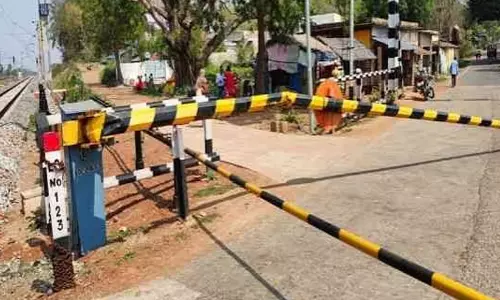 റെയിൽവേ ഗേറ്റ് തലയിൽ തട്ടി ബൈക്ക് യാത്രക്കാരന് പരിക്ക് റെയിൽവേ ഗേറ്റ് തലയിൽ തട്ടി ബൈക്ക് യാത്രക്കാരന് പരിക്ക്