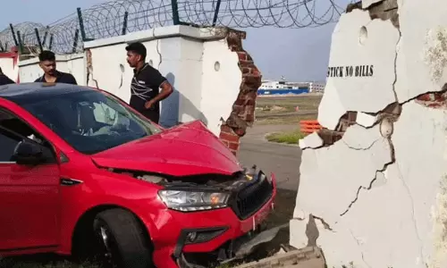 നിയന്ത്രണംവിട്ട കാർ സ്കൂട്ടറിലിടിച്ച ശേഷം വിമാനത്താവള മതിൽ തകർത്തു; ഡ്രൈവർ മദ്യലഹരിയിൽ