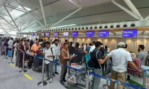 ഇമിഗ്രേഷൻ പരിശോധനയില്ലാതെ മൂന്ന് ഇറ്റാലിയൻ പൗരന്മാർ രാജ്യം വിട്ടു; സുരക്ഷ വീഴ്ചയിൽ എയർ ഇന്ത്യക്ക് നോട്ടീസ് ഇമിഗ്രേഷൻ പരിശോധനയില്ലാതെ മൂന്ന് ഇറ്റാലിയൻ പൗരന്മാർ രാജ്യം വിട്ടു; സുരക്ഷ വീഴ്ചയിൽ എയർ ഇന്ത്യക്ക് നോട്ടീസ്