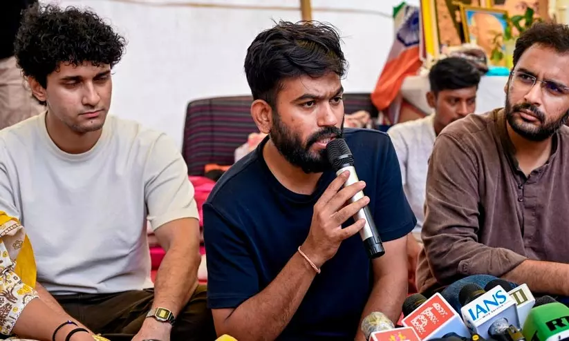 ഒരു സർക്കാർ സ്കൂൾ പരിശോധിച്ചതോടെ എല്ലാം പൂട്ടാൻ ഉത്തരവിട്ടു; സി.ജെ.പി നേതാവിന്റെ അവകാശവാദം തളളി അധികൃതർ ഒരു സർക്കാർ സ്കൂൾ പരിശോധിച്ചതോടെ എല്ലാം പൂട്ടാൻ ഉത്തരവിട്ടു; സി.ജെ.പി നേതാവിന്റെ അവകാശവാദം തളളി അധികൃതർ