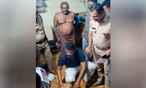 ആറരക്കിലോ കഞ്ചാവുമായി മധ്യവയസ്കൻ പിടിയിൽ ആറരക്കിലോ കഞ്ചാവുമായി മധ്യവയസ്കൻ പിടിയിൽ