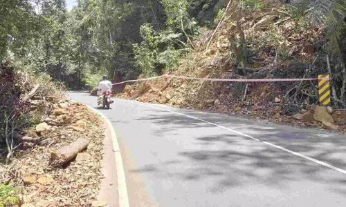 ചുരം പാതയിലെ മണ്ണും പാറയും നീക്കിയില്ല