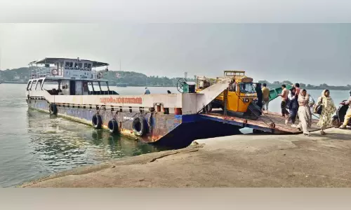 ജങ്കാർ സർവിസ് നിർത്തി; യാത്രക്കാർക്ക് ദുരിതമായി