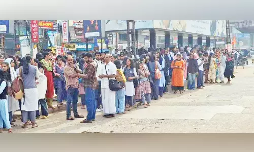 വടകരയിൽ സ്വകാര്യ ബസ് പണിമുടക്ക് യാത്രക്കാർ വലഞ്ഞു; സമരം പിൻവലിച്ചു