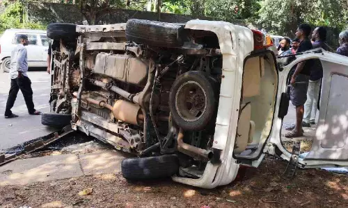 മൂന്ന് കാറുകൾ കൂട്ടിയിടിച്ച് അപകടം; മൂന്നുപേർക്ക് പരിക്കേറ്റു