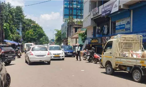 അത്താണിയിൽ അനധികൃത പാർക്കിങ് ദുരിതമാകുന്നു