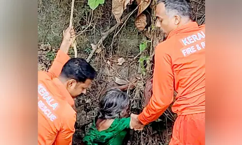 തോട്ടിൽ വീണ വയോധികക്ക് രക്ഷകരായി അഗ്നിരക്ഷസേന