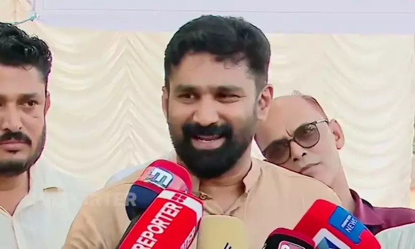 ഏതെങ്കിലും വാർത്ത നൽകിയതിന്റെ പേരിലല്ല, റിപ്പോർട്ടർ ടിവി ഉടമകൾ നടത്തിയ തട്ടിപ്പുകളുടേയും സാമ്പത്തിക തിരിമറികളുടേയും പേരിലാണ് റെയ്ഡെന്ന് വി.ടി. ബൽറാം എം.എൽ.എ ഏതെങ്കിലും വാർത്ത നൽകിയതിന്റെ പേരിലല്ല, റിപ്പോർട്ടർ ടിവി ഉടമകൾ നടത്തിയ തട്ടിപ്പുകളുടേയും സാമ്പത്തിക തിരിമറികളുടേയും പേരിലാണ് റെയ്ഡെന്ന് വി.ടി. ബൽറാം എം.എൽ.എ
