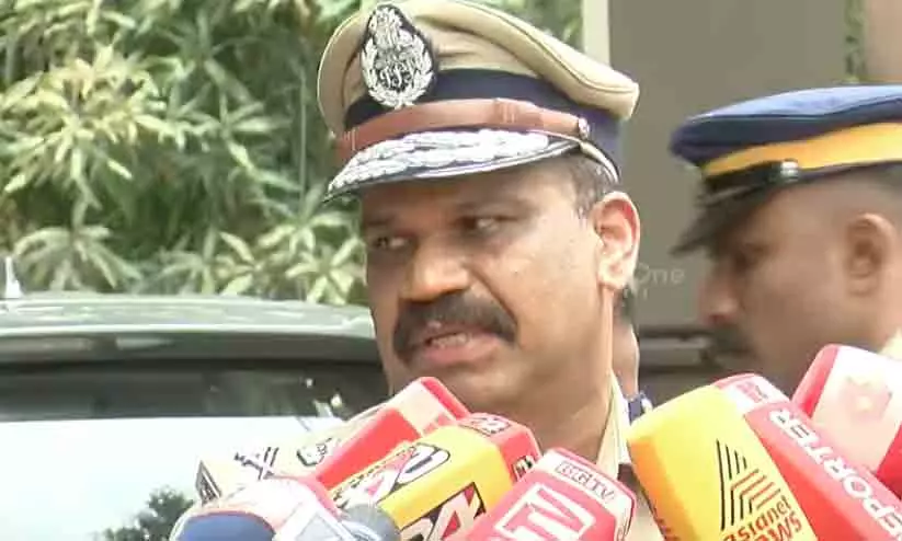റിപ്പോർട്ടർ ചാനലിലെ ജേണലിസ്റ്റുകളുടെ ഫോൺ പിടിച്ചെടുത്തിട്ടില്ലെന്ന് എ.ഡി.ജി.പി പി. വിജയൻ; ‘എല്ലാം ഞങ്ങൾ വിഡിയോയിൽ ചിത്രീകരിച്ചിട്ടുണ്ട്’ റിപ്പോർട്ടർ ചാനലിലെ ജേണലിസ്റ്റുകളുടെ ഫോൺ പിടിച്ചെടുത്തിട്ടില്ലെന്ന് എ.ഡി.ജി.പി പി. വിജയൻ; ‘എല്ലാം ഞങ്ങൾ വിഡിയോയിൽ ചിത്രീകരിച്ചിട്ടുണ്ട്’