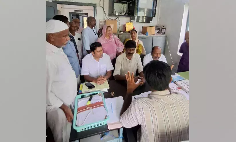 കുടിവെള്ളം കിട്ടാനില്ല ജനപ്രതിനിധികളും നാട്ടുകാരും ജലഅതോറിറ്റി ഓഫിസിൽ കുടിവെള്ളം കിട്ടാനില്ല ജനപ്രതിനിധികളും നാട്ടുകാരും ജലഅതോറിറ്റി ഓഫിസിൽ