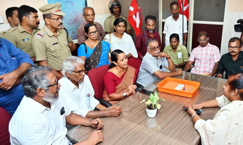 ജില്ല വനിത-ശിശു ആശുപത്രിയിൽ സീലിങ് അടർന്നുവീണു ജില്ല വനിത-ശിശു ആശുപത്രിയിൽ സീലിങ് അടർന്നുവീണു