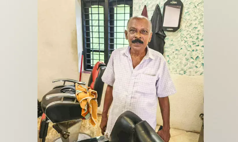 ഇന്ന് ലോക ബാർബർ ദിനം ശിവദാസന്റെ കത്രിക കൈക്ക് അഞ്ചര പതിറ്റാണ്ടിന്റെ പാരമ്പര്യം ഇന്ന് ലോക ബാർബർ ദിനം ശിവദാസന്റെ കത്രിക കൈക്ക് അഞ്ചര പതിറ്റാണ്ടിന്റെ പാരമ്പര്യം