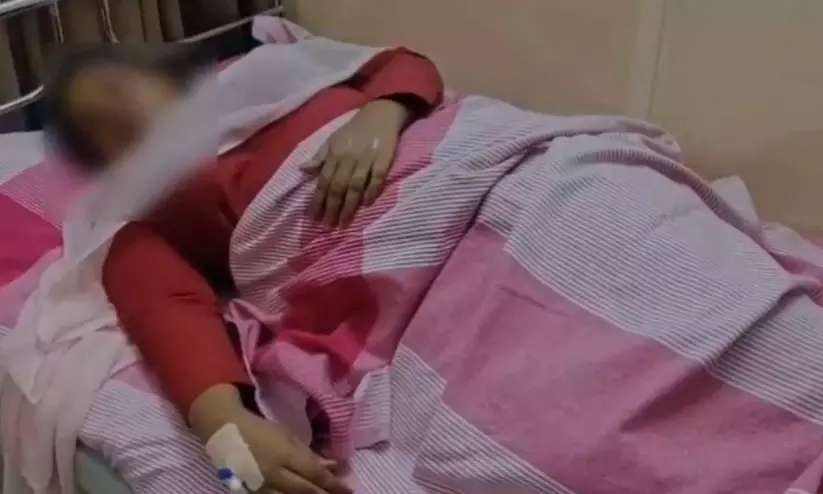 ഓടിക്കൊണ്ടിരുന്ന ബസിൽ നിന്ന് ഗർഭിണി പുറത്തേക്ക് തെറിച്ചുവീണു ഓടിക്കൊണ്ടിരുന്ന ബസിൽ നിന്ന് ഗർഭിണി പുറത്തേക്ക് തെറിച്ചുവീണു