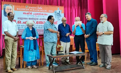 പ്ര​​​വാ​​​സി ദോ​​​ഹ ബ​​​ഷീ​​​ർ പു​​​ര​​​സ്കാ​​​രം ഒ.​​​എ​​​ൽ. തോ​​​മ​​​സി​​​ന് സ​​​മ്മാ​​​നി​​​ച്ചു