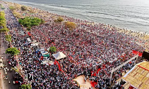 ചെങ്കടലായി കടപ്പുറം: തിരുത്തലിന് കരുത്തുപകരാൻ ജനസാഗരം ചെങ്കടലായി കടപ്പുറം: തിരുത്തലിന് കരുത്തുപകരാൻ ജനസാഗരം