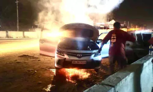 ഓടിക്കൊണ്ടിരുന്ന കാറിന് തീപിടിച്ചു; നവദമ്പതികൾ തലനാരിഴക്ക് രക്ഷപ്പെട്ടു ഓടിക്കൊണ്ടിരുന്ന കാറിന് തീപിടിച്ചു; നവദമ്പതികൾ തലനാരിഴക്ക് രക്ഷപ്പെട്ടു