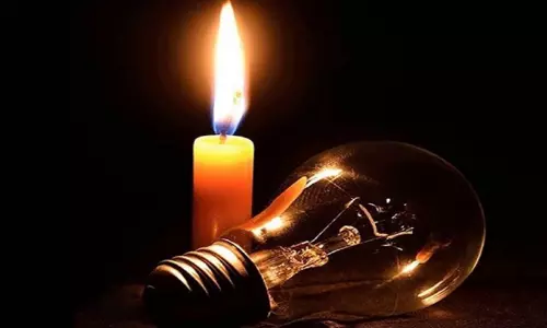 പവർകട്ട് പതിവായി: ബാക്കപ്പ് തേടി ജനം; ഇൻവർട്ടറിനും എമർജൻസി ലൈറ്റിനും വൻ ഡിമാൻഡ് പവർകട്ട് പതിവായി: ബാക്കപ്പ് തേടി ജനം; ഇൻവർട്ടറിനും എമർജൻസി ലൈറ്റിനും വൻ ഡിമാൻഡ്