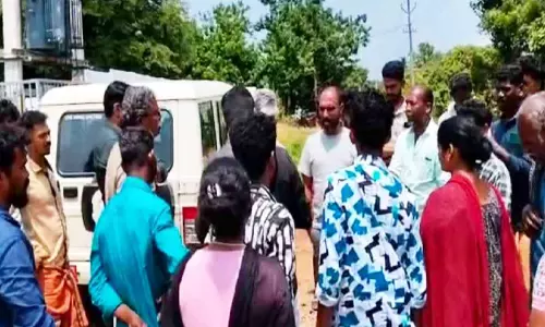 രൂക്ഷമായ ദുർഗന്ധം: മുതലമടയിൽ വളം നിർമാണ ഫാക്ടറി നാട്ടുകാർ ഉപരോധിച്ചു രൂക്ഷമായ ദുർഗന്ധം: മുതലമടയിൽ വളം നിർമാണ ഫാക്ടറി നാട്ടുകാർ ഉപരോധിച്ചു