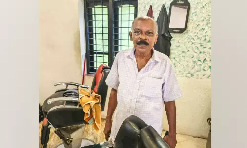 ഇന്ന് ലോക ബാർബർ ദിനം ശിവദാസന്റെ കത്രിക കൈക്ക് അഞ്ചര പതിറ്റാണ്ടിന്റെ പാരമ്പര്യം ഇന്ന് ലോക ബാർബർ ദിനം ശിവദാസന്റെ കത്രിക കൈക്ക് അഞ്ചര പതിറ്റാണ്ടിന്റെ പാരമ്പര്യം