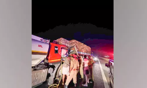 അപകടം ഒഴിയാതെ എൻ.എച്ച് 66: തടിലോറിയുടെ പിറകിൽ ടാങ്കർ ലോറി ഇടിച്ച് ഡ്രൈവർക്ക് പരിക്ക് അപകടം ഒഴിയാതെ എൻ.എച്ച് 66: തടിലോറിയുടെ പിറകിൽ ടാങ്കർ ലോറി ഇടിച്ച് ഡ്രൈവർക്ക് പരിക്ക്