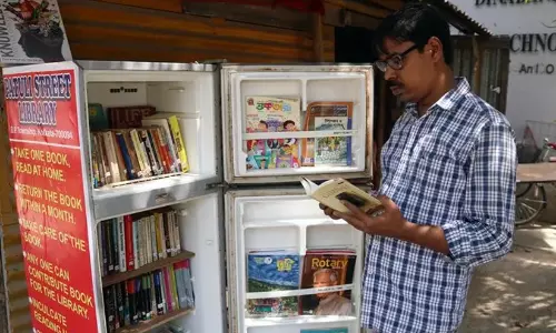 ഫീസില്ല, കാർഡില്ല; ഫ്രിഡ്ജ് തുറന്ന് പുസ്തകമെടുക്കാം, വായിക്കാം: ശ്രദ്ധേയമായി അധ്യാപകന്റെ സ്ട്രീറ്റ് ലൈബ്രറി