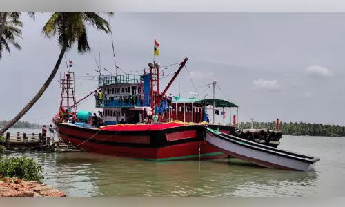 അ​ന​ധി​കൃ​ത മ​ത്സ്യ​ബ​ന്ധ​നം; ക​ർ​ണാ​ട​ക ബോ​ട്ട് പി​ടി​കൂ​ടി