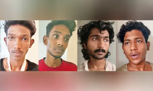 കത്തികാട്ടി ഭീഷണിപ്പെടുത്തി മൊബൈൽ ഫോൺ കവർച്ച; നാലു പ്രതികളും അറസ്റ്റിൽ കത്തികാട്ടി ഭീഷണിപ്പെടുത്തി മൊബൈൽ ഫോൺ കവർച്ച; നാലു പ്രതികളും അറസ്റ്റിൽ
