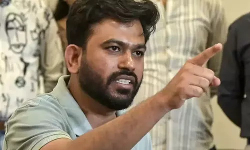 ഹോസ്റ്റൽ നടത്തിപ്പ് ആർ.എസ്.എസ് ട്രസ്റ്റിന്; ധാരണാപത്രം കീറിയെറിഞ്ഞ് അഭിജിത് ദിപ്കെ ഹോസ്റ്റൽ നടത്തിപ്പ് ആർ.എസ്.എസ് ട്രസ്റ്റിന്; ധാരണാപത്രം കീറിയെറിഞ്ഞ് അഭിജിത് ദിപ്കെ
