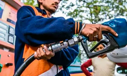 റഷ്യൻ എണ്ണ ഉപരോധം: പെട്രോളിന് വില കൂടുമോ? അറിയേണ്ട 7 കാര്യങ്ങൾ