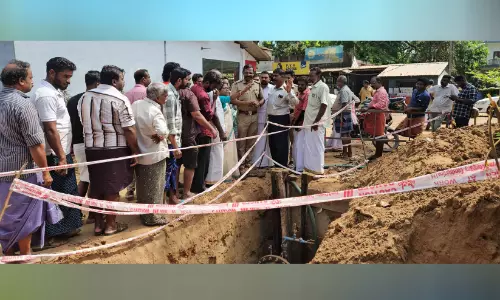 പൈപ്പിടാൻ റോഡ് പൊളിക്കാൻ ശ്രമം; ചളിങ്ങാട് പ്രതിഷേധവുമായി നാട്ടുകാർ പൈപ്പിടാൻ റോഡ് പൊളിക്കാൻ ശ്രമം; ചളിങ്ങാട് പ്രതിഷേധവുമായി നാട്ടുകാർ