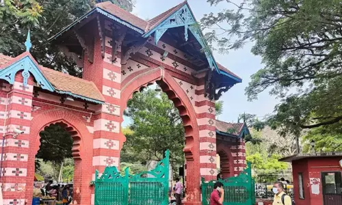‘മൃഗശാലക്ക് പുതിയ കൂടൊരുക്കം’; മുഖ്യമന്ത്രിയുടെ നിർദേശം, കൈയടിച്ചും പ്രതികൂലിച്ചും വാദങ്ങൾ ‘മൃഗശാലക്ക് പുതിയ കൂടൊരുക്കം’; മുഖ്യമന്ത്രിയുടെ നിർദേശം, കൈയടിച്ചും പ്രതികൂലിച്ചും വാദങ്ങൾ