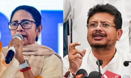 ബംഗാളിൽ നിർണായക നീക്കം;  തൃണമൂലിന്‍റെ പേരും ചിഹ്നവും മരവിപ്പിച്ച് തെരെഞ്ഞെടുപ്പ് കമ്മീഷന്‍