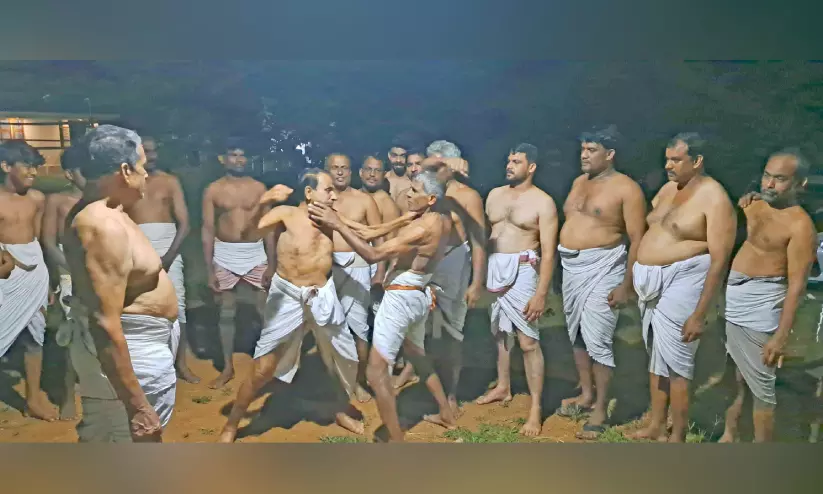 ഓണത്തല്ലിന് പേരുകേട്ട താഴപ്ര ചേന്നംകുന്നത്ത് മൊയ്തു ആശാൻ ഓർമയായി ഓണത്തല്ലിന് പേരുകേട്ട താഴപ്ര ചേന്നംകുന്നത്ത് മൊയ്തു ആശാൻ ഓർമയായി