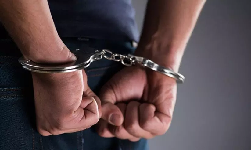 പരാതി നൽകിയിട്ടും മോഷ്ടാക്കളെ പിടിച്ചില്ല; വീട്ടുടമ മോഷ്ടാക്കളെ കണ്ടെത്തി പൊലീസിൽ ഏൽപ്പിച്ചു പരാതി നൽകിയിട്ടും മോഷ്ടാക്കളെ പിടിച്ചില്ല; വീട്ടുടമ മോഷ്ടാക്കളെ കണ്ടെത്തി പൊലീസിൽ ഏൽപ്പിച്ചു