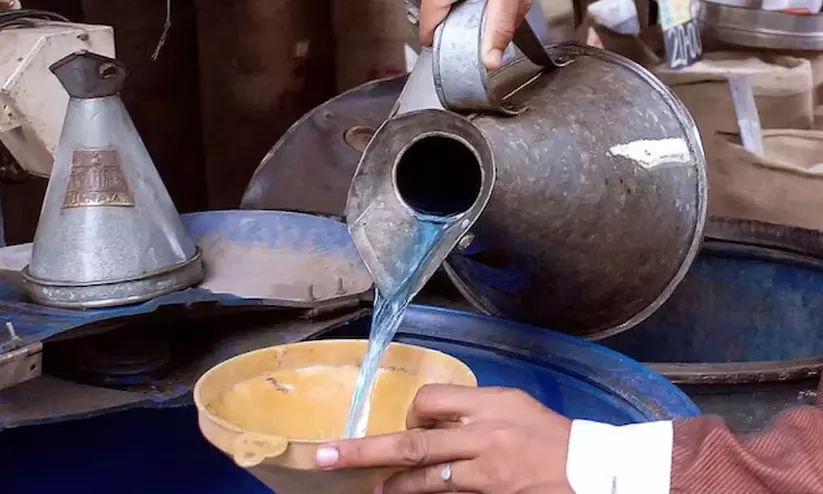 റേഷൻ മണ്ണെണ്ണയുടെ വില കൂട്ടി, ഇനി 77 രൂപ; വൈദ്യുതി ക്ഷാമത്തിനിടയിലും ഇരട്ടപ്രഹരം റേഷൻ മണ്ണെണ്ണയുടെ വില കൂട്ടി, ഇനി 77 രൂപ; വൈദ്യുതി ക്ഷാമത്തിനിടയിലും ഇരട്ടപ്രഹരം