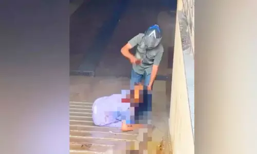 ഭാ​ര്യ​യു​ടെ ദേ​ഹ​ത്ത് ഭ​ർ​ത്താ​വ് ആ​സി​ഡ് ഒ​ഴി​ച്ചു; സം​ഭ​വ​ത്തി​ന്‍റെ ദൃ​ശ്യ​ങ്ങ​ള്‍ പുറത്ത്
