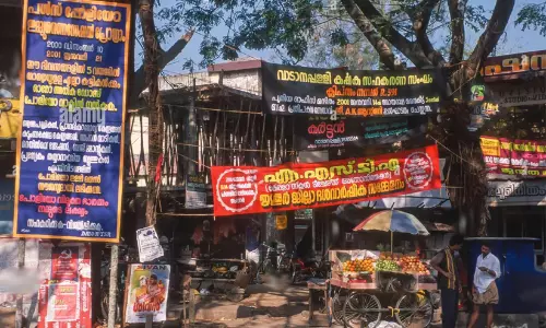 കൊടിതോരണങ്ങള്‍ നീക്കിക്കോ...പിഴ വീഴും