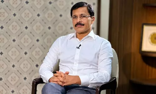 താരങ്ങളായിരിക്കാം, പക്ഷേ എനിക്ക് അവർ നിയമലംഘകർ മാത്രം; പരസ്യ വിവാദത്തിൽ ഷാരൂഖ് ഖാനും അജയ് ദേവ്ഗണുമെതിരെ തുക്കാറാം മുണ്ടെ