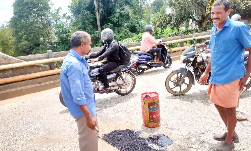പനമരം പാലത്തിൽ ഓട്ടയടച്ച് അധികൃതർ തടിയൂരി പനമരം പാലത്തിൽ ഓട്ടയടച്ച് അധികൃതർ തടിയൂരി