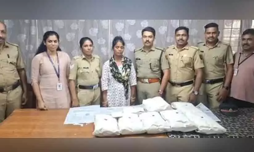 കഞ്ചാവ് കടത്ത്: 6 കിലോ കഞ്ചാവുമായി പശ്ചിമബംഗാൾ സ്വദേശിനി പിടിയിൽ കഞ്ചാവ് കടത്ത്: 6 കിലോ കഞ്ചാവുമായി പശ്ചിമബംഗാൾ സ്വദേശിനി പിടിയിൽ